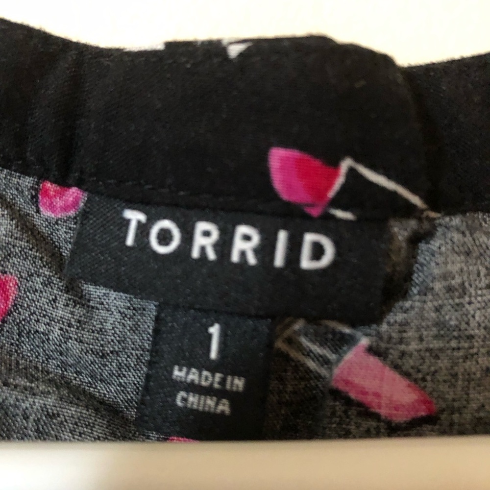 Black torrid dress with lipstick print size 1